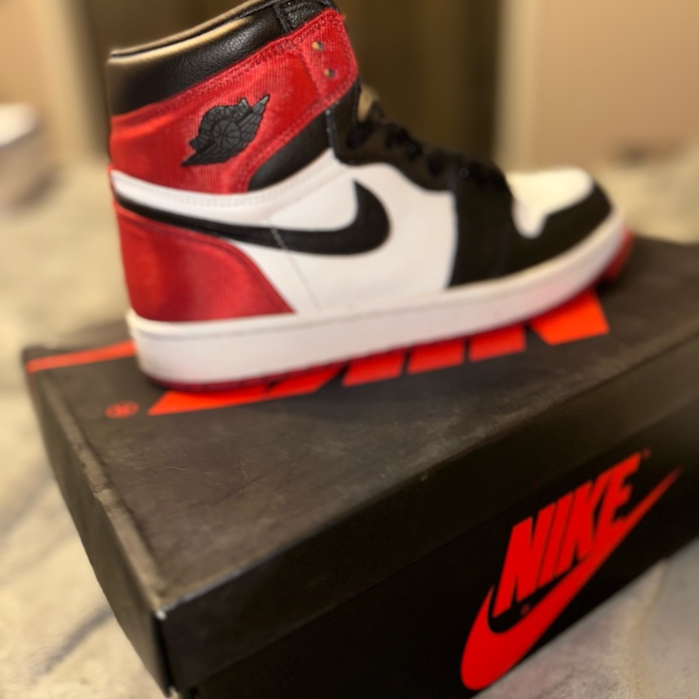Air Jordan 1 Retro High Satin Black Toe W